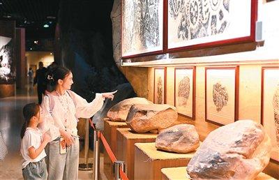 观众在宁夏博物馆观赏贺兰山岩画。新华社记者 毛 竹摄