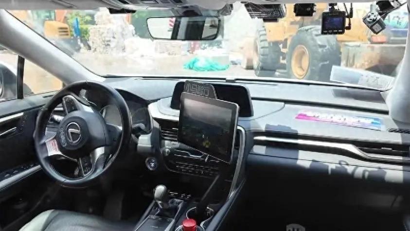 上海：无人驾驶出租车已正式运营！3分钟就能叫到车？安全吗？媒体亲测