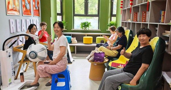 图2：星联图灵人工智能理疗设备体验