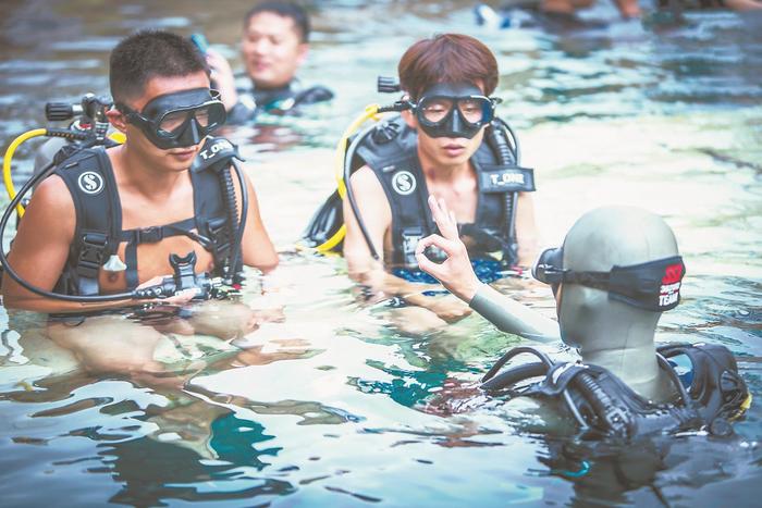 近年来，潜水运动深受群众欢迎。 福建日报记者 张永定 摄