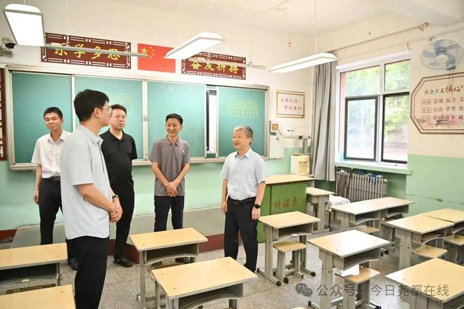 于乐深入部分中小学校调研开学准备工作