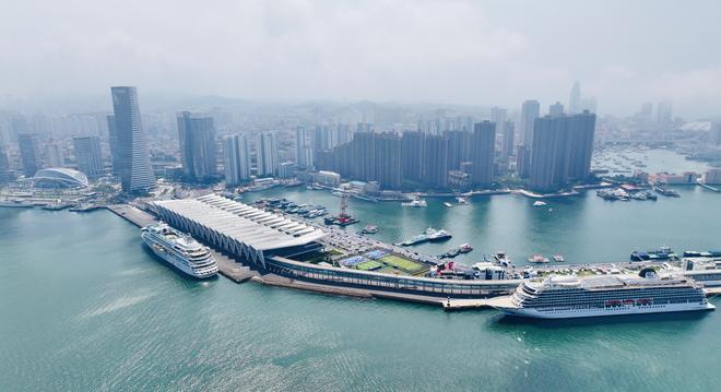 “双邮轮同靠”掀热潮 青岛邮轮再迎黄金季