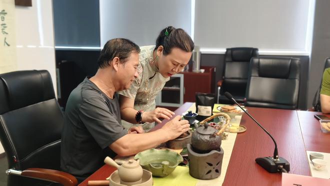一杯茶香诉匠心 狮山横塘街道社工站开展社区匠人见面会