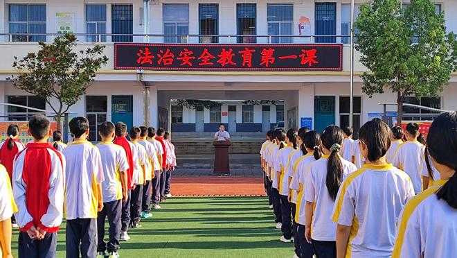 商南县富水镇初级中学开展法治安全教育开学第一课活动
