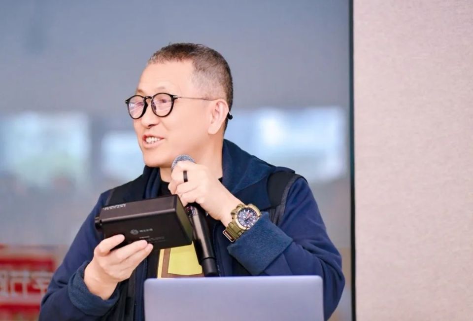 这个 69 岁的「AI硬件」创业者，正被数百万年轻人追捧