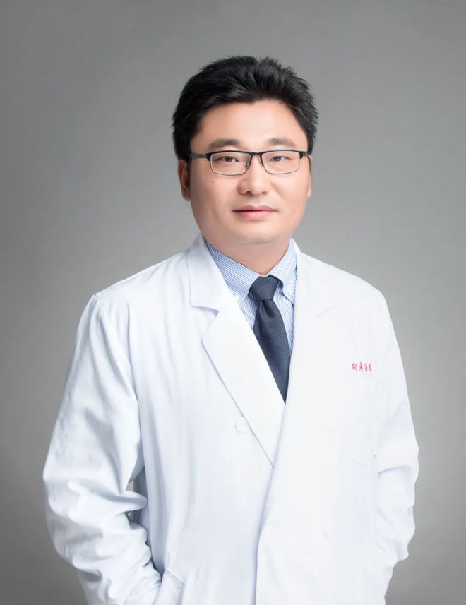 10月31日,上海市同济医院呼吸与危重症医学科主任徐镶怀到太原市人民医院坐诊