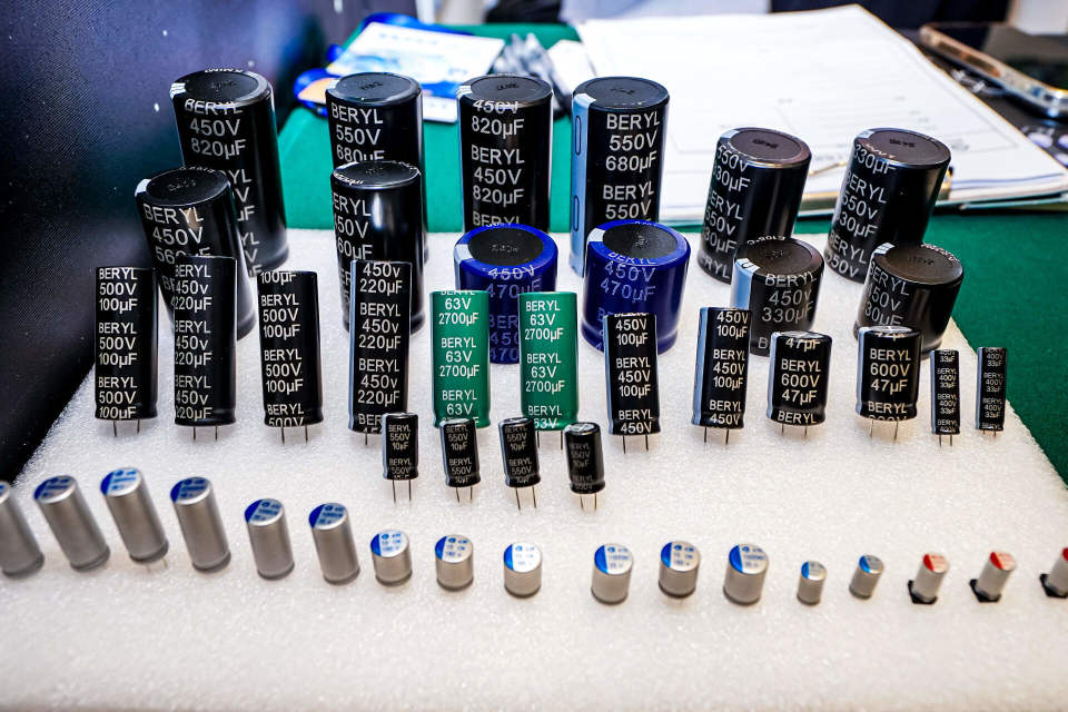 AI机器人充电电容市场持续升温,2025亚洲充电展电容企业展位人潮涌动