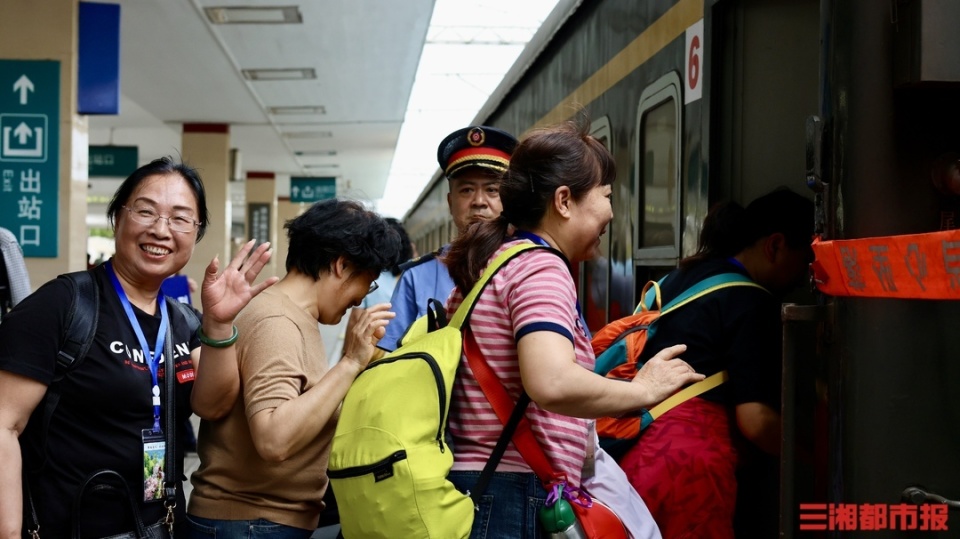 湖南今年首趟“银发专列”发车!400余名老年旅客踏上西北之旅