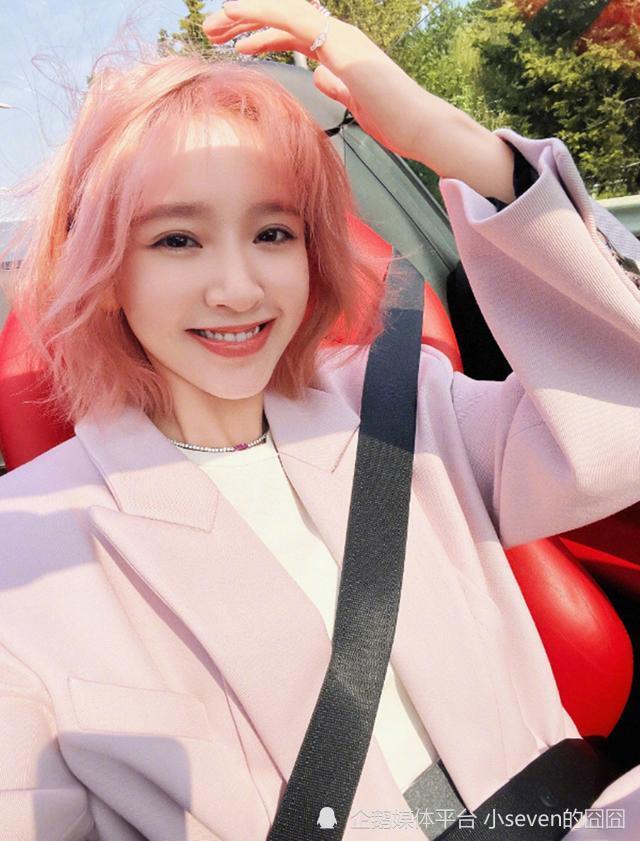 34岁唐艺昕晒一家三口出游照,一头粉色少女感十足,笑得很幸福